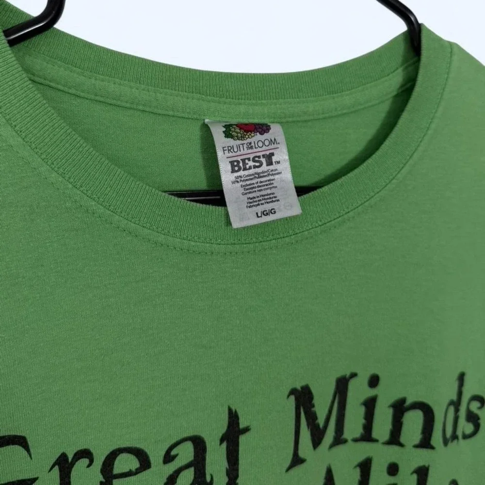Fruit of the Loom Staff T Shirt Green Great Minds Taste Alike HowlOScream Large - Picture 3 of 5